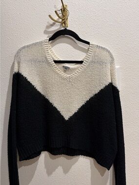 V-Neck Colorblock Sweater - Black & Cream